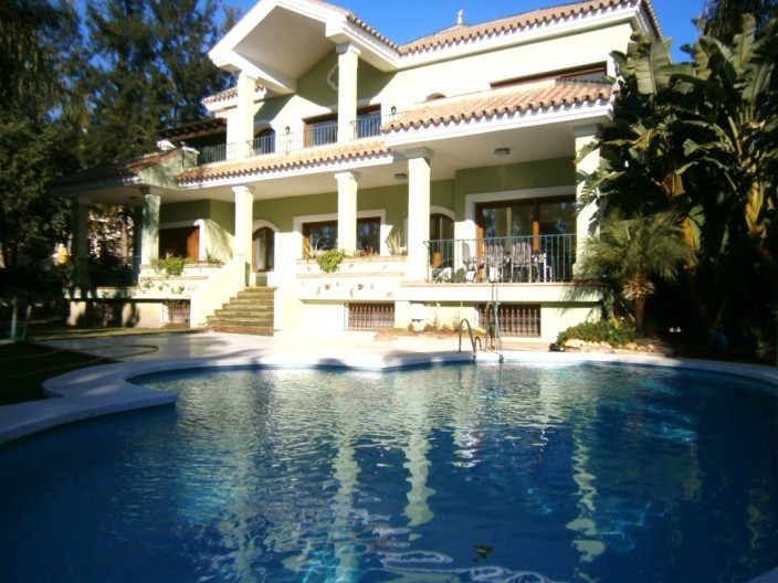 5 Bedroom Detached Villa For Sale El Paraiso, Costa del Sol - HP3104528