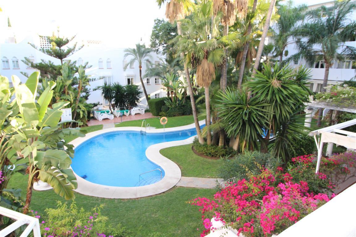 2 Bedroom Middle Floor Apartment For Sale Marbella, Costa del Sol - HP3043178
