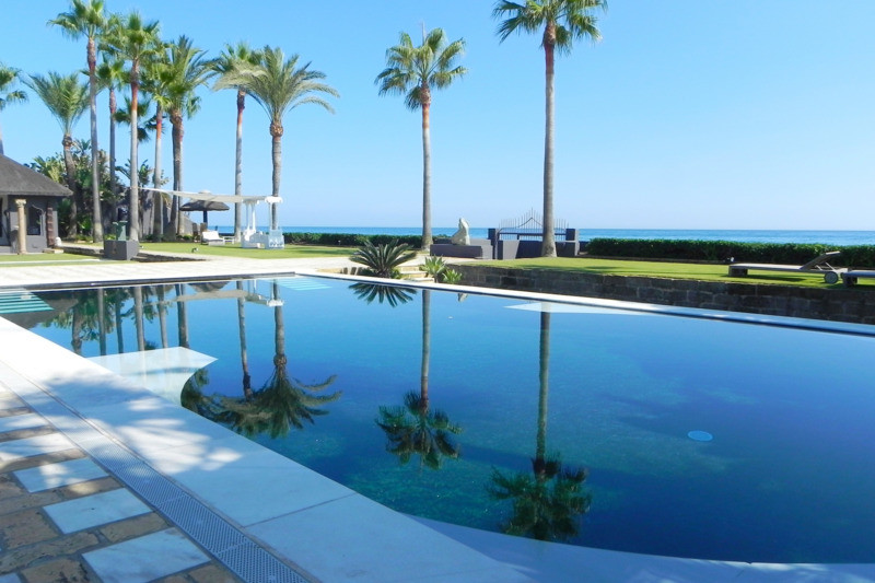 Villas de estilo contemporáneo en primera línea de playa a la venta en Marbella